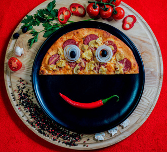 黑色盘子上的大热比萨。餐厅