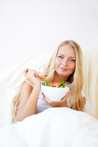 一幅美丽的白种人女性健康饮食的特写照片
