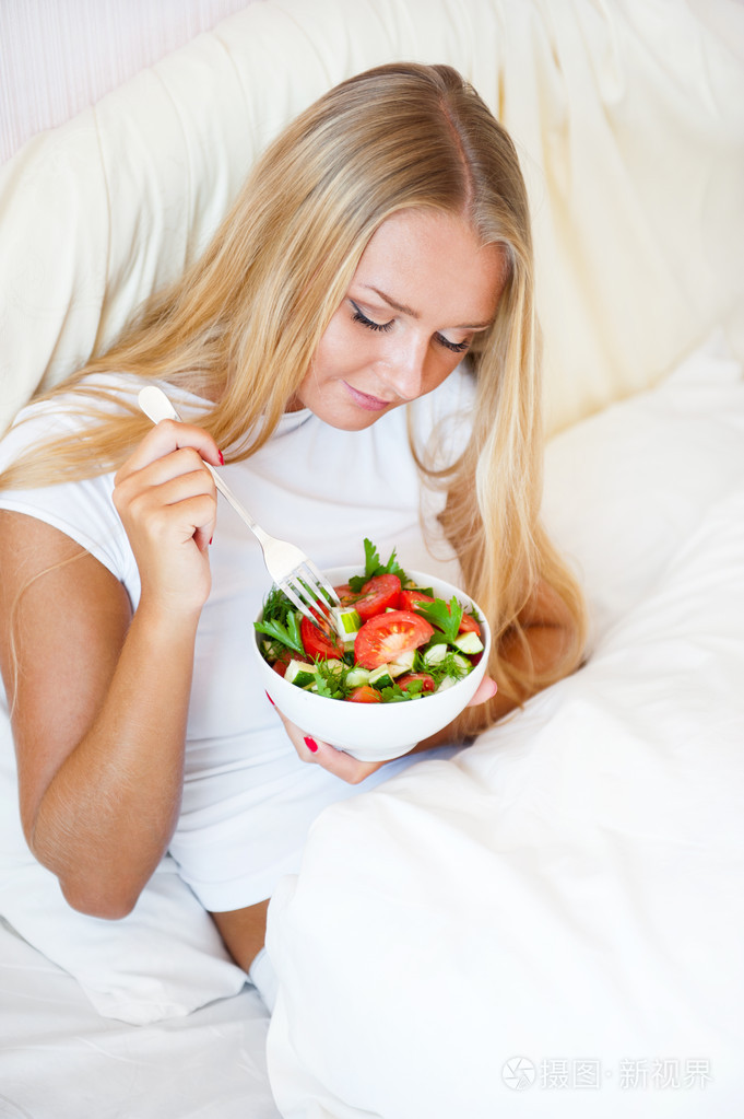 照片 一个美丽苗条的女孩吃健康食物的特写肖像.jpg