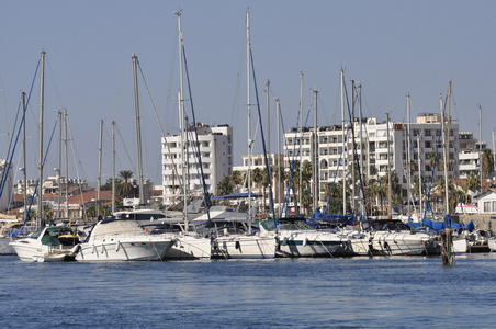 停泊在塞浦路斯拉纳卡港玛丽纳湾的帆船