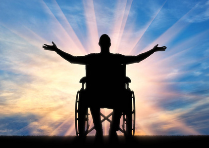 快乐举起双臂残疾坐在轮椅上的男人