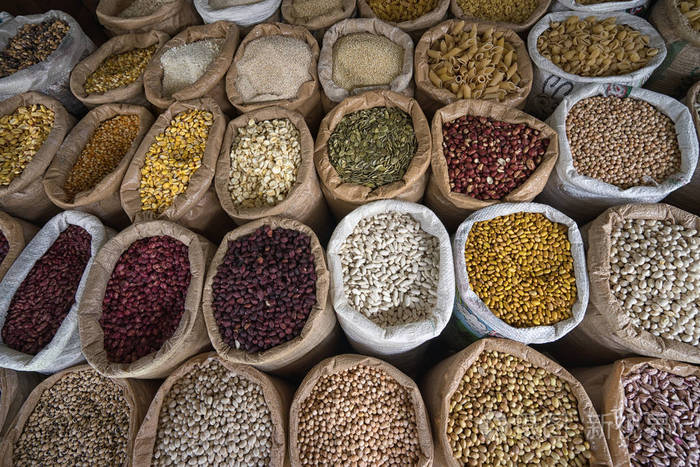 厄瓜多尔伊瓦拉亚马逊生产市场的散装干货食品