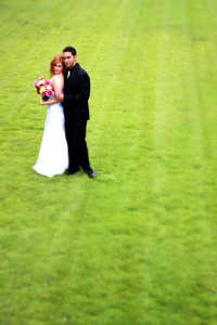 新娘和新郎在草地上