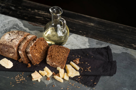 关闭视图 ciabatta 面包与乳酪和橄榄油在石桌上与拷贝空间