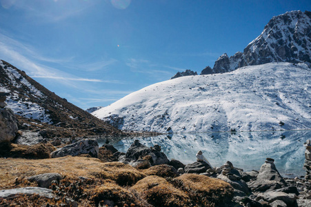 美丽的风景与白雪皑皑的山脉和湖泊, 尼泊尔, 萨加玛塔, 2014年11月