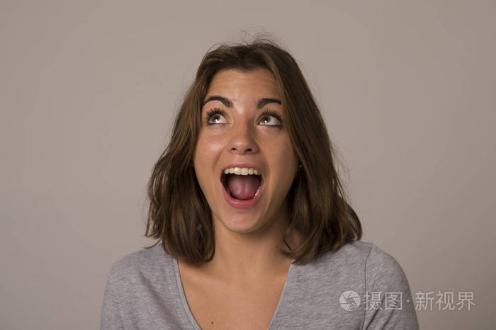 年轻迷人和美丽的女人微笑兴奋和高兴在尼斯震惊和惊喜