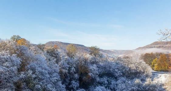 秋天的冬天的风景, 第一雪在山麓