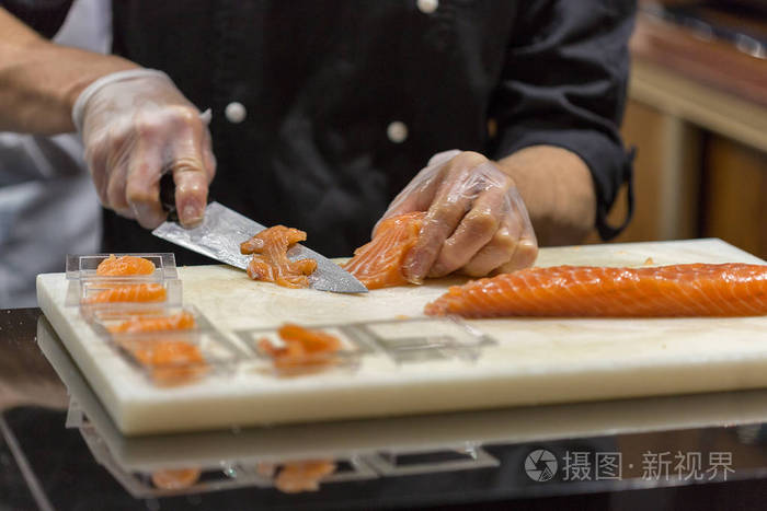 在餐厅里切咸鲑鱼