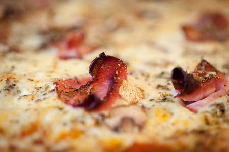 正宗自制美味比萨, 与培根, 奶酪和西红柿在厨房的盘子里, 背景模糊