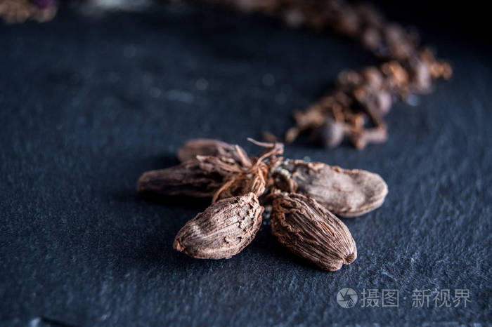 餐桌上的香豆蔻