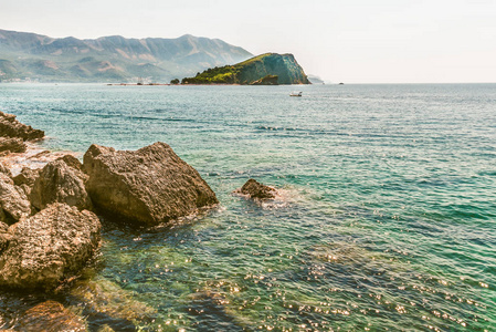 St. 尼克在亚得里亚海海湾附近的布德瓦, 著名的旅游胜地黑山的城市的看法