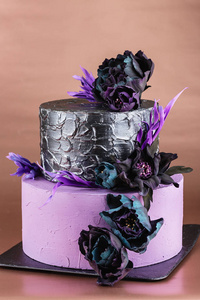 与黑色假花层的婚礼蛋糕