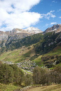 vals 村在瑞士阿尔卑斯山