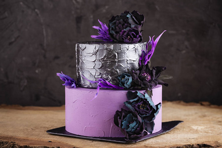 与花在深色背景上的图稿婚礼蛋糕