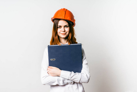 橙色防护头盔中的快乐少女保存项目文档