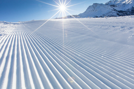 冬季滑雪坡山全景