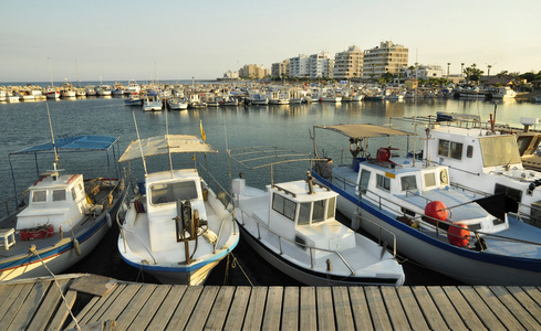 渔民小船停泊在海港 拉纳卡 塞浦路斯