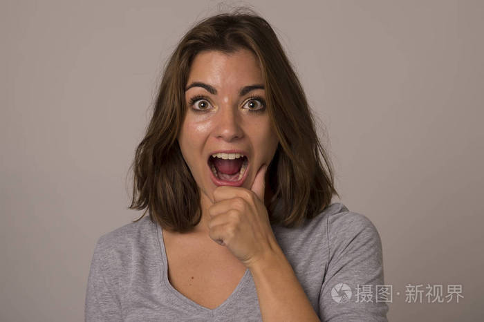 年轻迷人和美丽的女人尖叫兴奋和高兴在尼斯震惊和惊喜显示积极和有趣