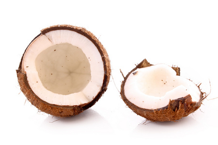 在白色背景上椰子的两半图片