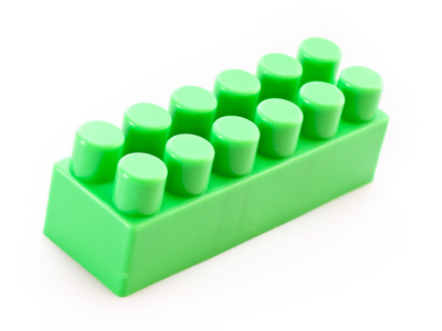 绿色玩具建筑砖上白色隔离