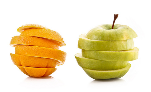 切苹果和橙白隔离