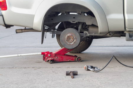 汽车千斤顶抬起卡车卸下轮胎照片