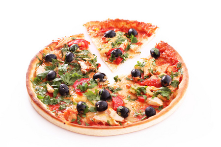 美味披萨用橄榄上白色隔离图片