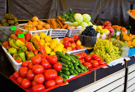 水果和蔬菜躺在柜台上图片