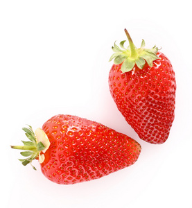 在白色孤立的两个草莓