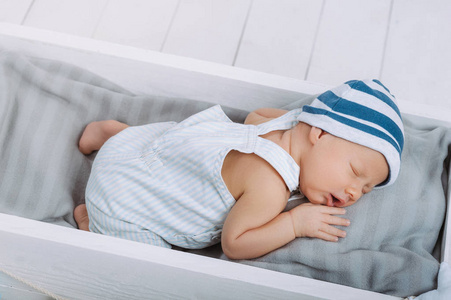 高角度看可爱的新生儿婴儿睡在木制婴儿床