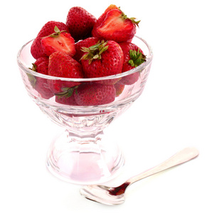 草莓在杯子上白色隔离