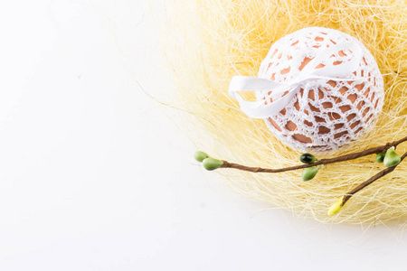 复活节彩蛋在自制的黄色鸟巢编织袋, 春季装饰。选择性焦点