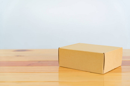 空棕色纸板箱上的木桌和副本空间