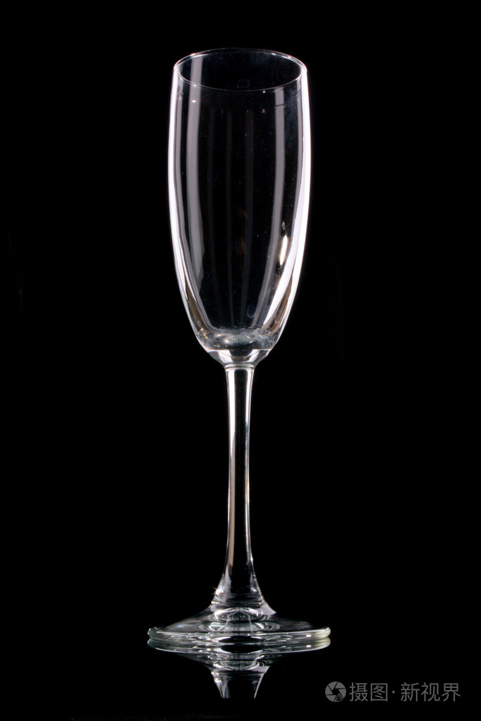 黑色背景上的空杯