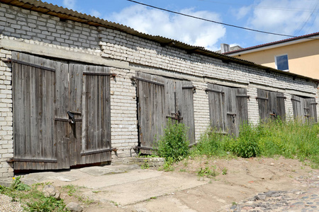 汽车运输企业的老车库。Gvardeysk, 加里宁格勒地区