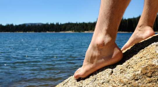 勒芒湖附近的大石头上的脚
