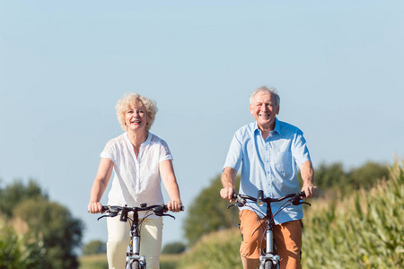 期待与信心，同时骑自行车这样的环保型的年长夫妇