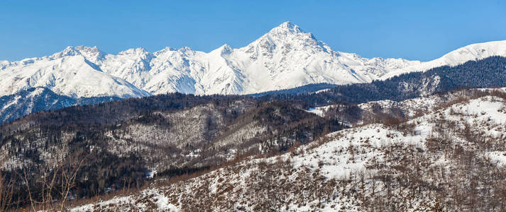 佐治亚州上斯瓦涅季亚 Shdavleri 山的雪幔