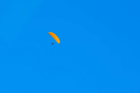 一个伞在蓝天上飞翔的高山和山谷 landsca