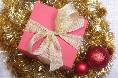 圣诞礼品盒用红色和金色的球