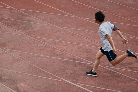 体育亚运长跑短跑运动员冲过终点