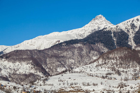 佐治亚州上斯瓦涅季亚 Shdavleri 山的雪幔