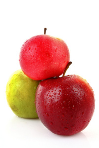 红色和绿色的苹果上白色隔离