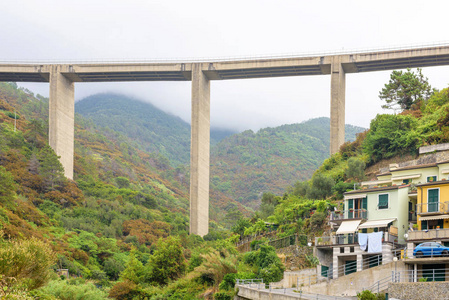 高铁路在山在城市之上图片