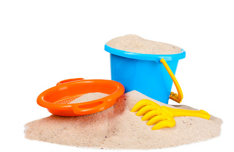 儿童沙滩玩具和孤立在白色的沙