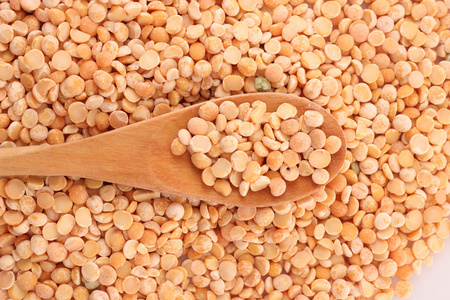 沙粒的豌豆沙粒和勺子照片