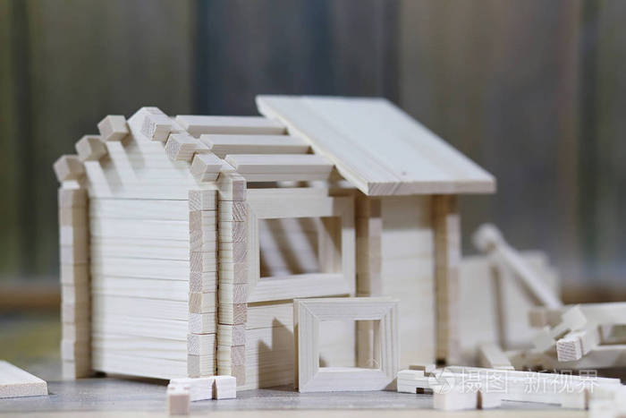 玩具木房子。构造器是由天然木材制成的 ch