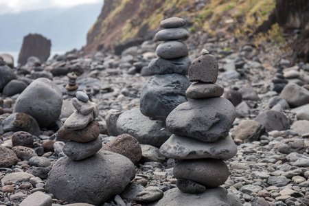 平衡的石头上海滩