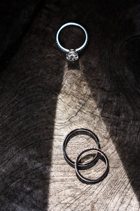 三结婚圆环在木背景