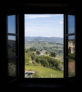 通过在意大利托斯卡纳葡萄园的窗口查看